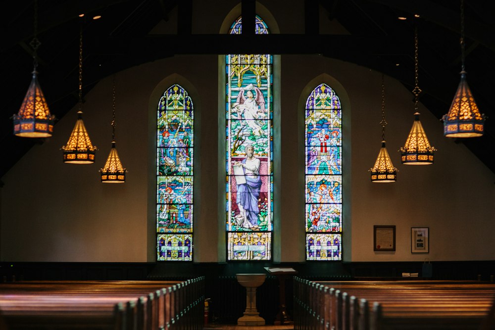 Interior de capilla iluminada - espiritualidad EduCatolica